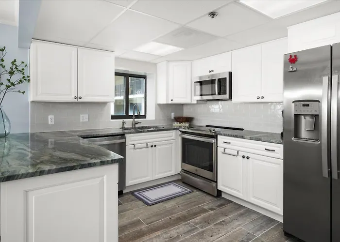 Golden Surf-stunning Newly Renovated Ocean Front 2 Bedroom Condo! Holiday home *